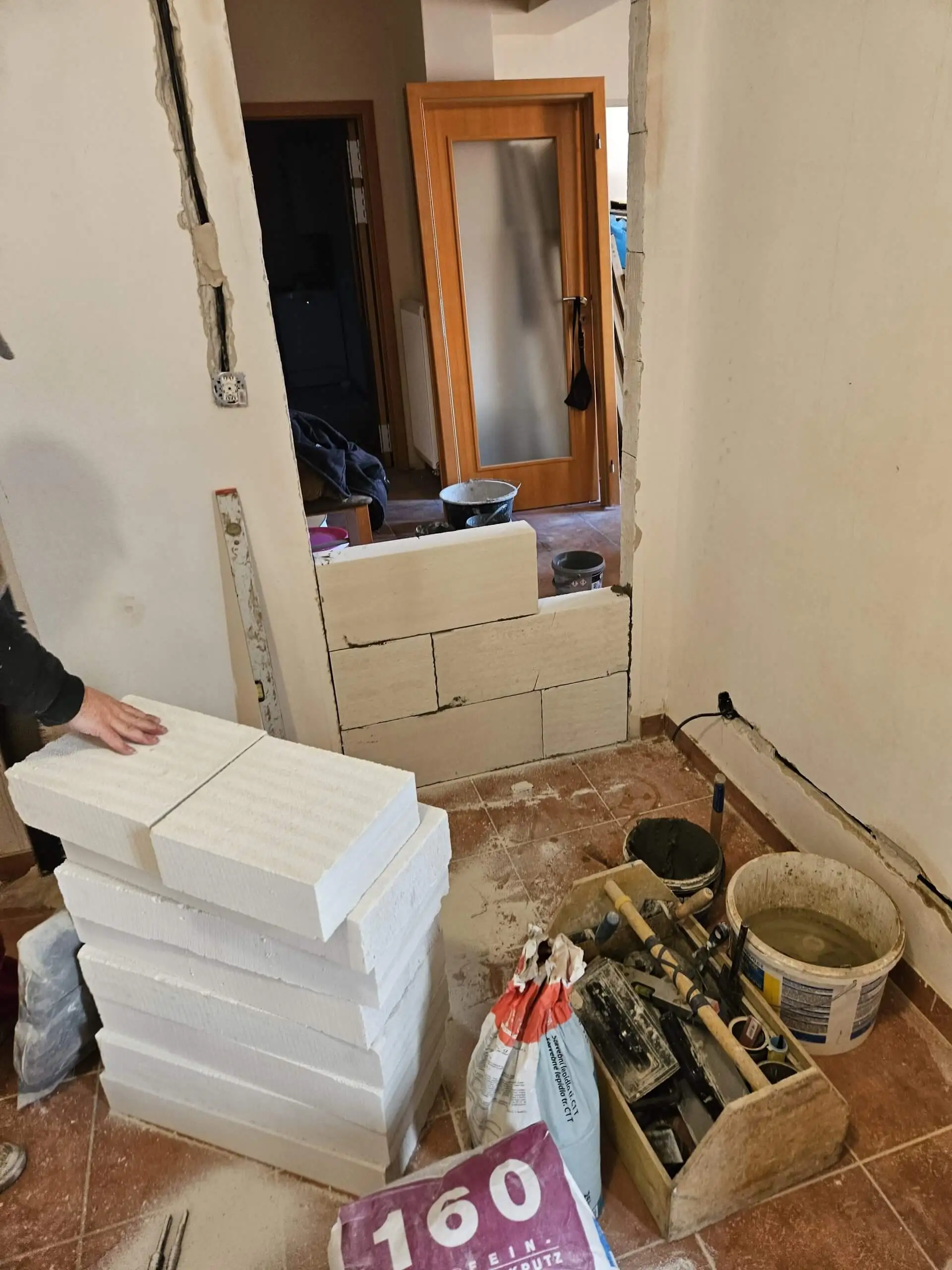 Díra po dveřích se musela zazdít